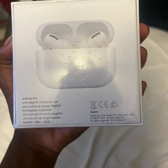 Apple White Earbud Headphones - Picture 4 of 4